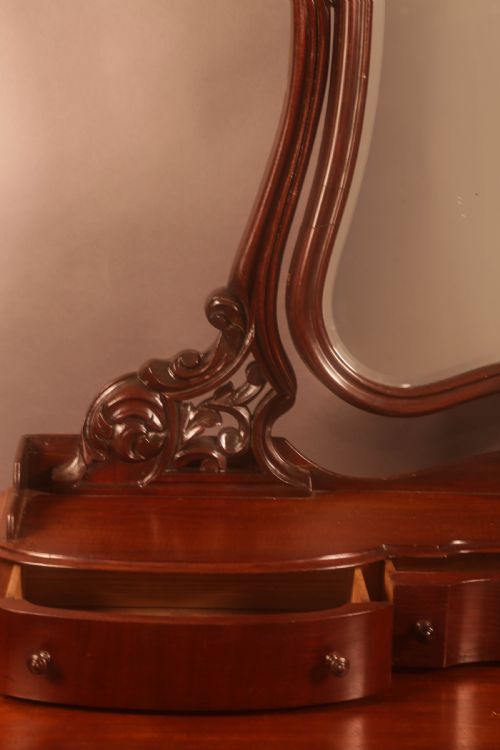 A VICTORIAN DUCHESS DRESSING TABLE IN MAHOGANY - ADDITIONAL PHOTO 4
