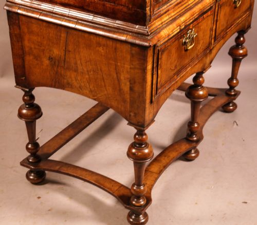 A GEORGE I CHEST ON STAND FIGURED WALNUT - ADDITIONAL PHOTO 2