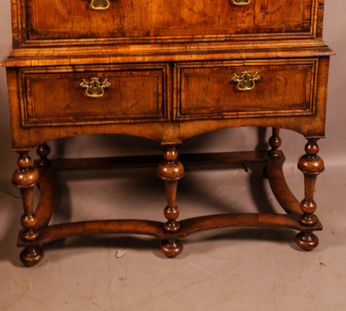 A GEORGE I CHEST ON STAND FIGURED WALNUT - ADDITIONAL PHOTO 3