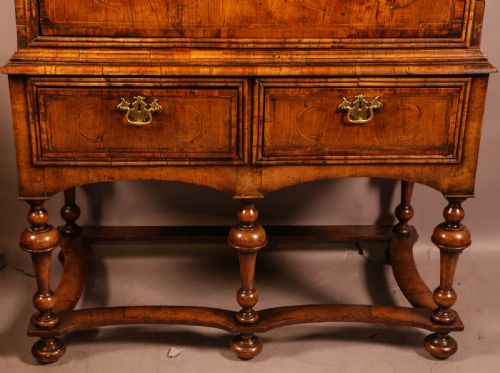 A GEORGE I CHEST ON STAND FIGURED WALNUT - ADDITIONAL PHOTO 4