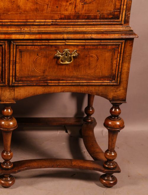 A GEORGE I CHEST ON STAND FIGURED WALNUT - ADDITIONAL PHOTO 5