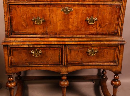 A GEORGE I CHEST ON STAND FIGURED WALNUT - ADDITIONAL PHOTO 6