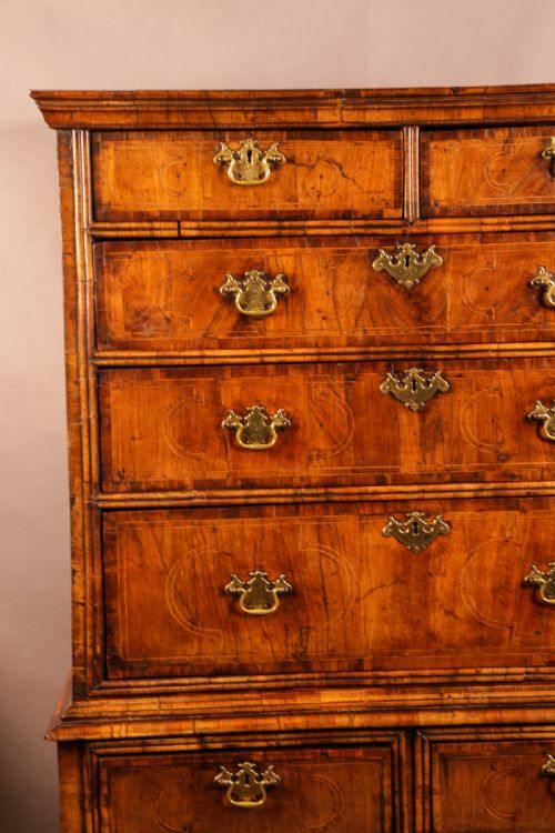 A GEORGE I CHEST ON STAND FIGURED WALNUT - ADDITIONAL PHOTO 8