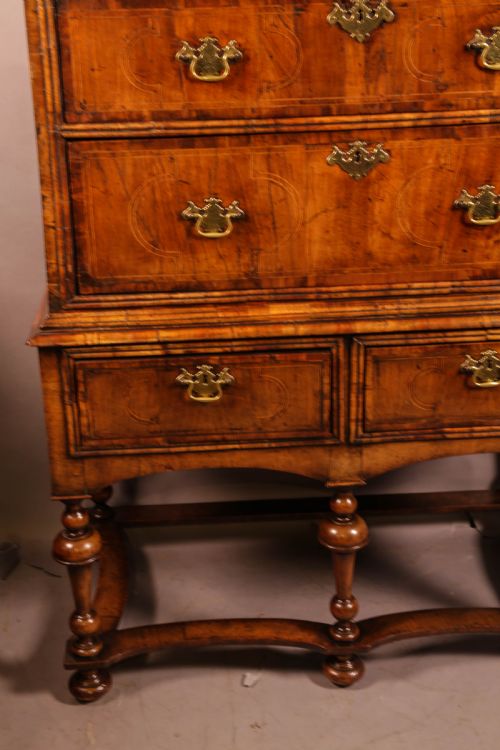 A GEORGE I CHEST ON STAND FIGURED WALNUT - ADDITIONAL PHOTO 9