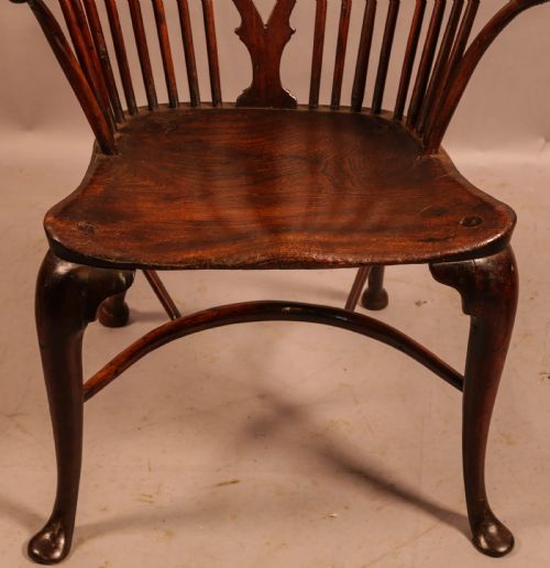 AN 18TH CENTURY CAB LEG YEW WINDSOR CHAIR - ADDITIONAL PHOTO 3