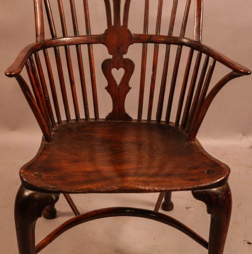 AN 18TH CENTURY CAB LEG YEW WINDSOR CHAIR - ADDITIONAL PHOTO 4