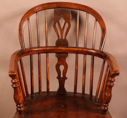 A HARLEQUIN SET OF 4 ASH AND ELM WINDSOR CHAIRS - ADDITIONAL PHOTO 4