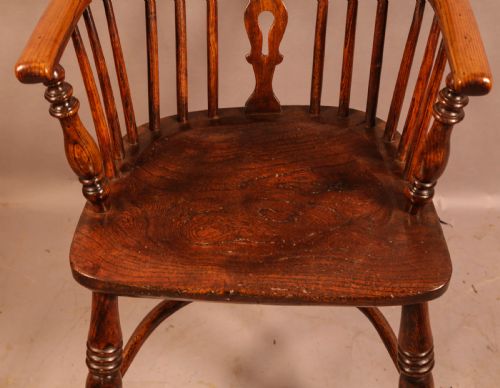 A HARLEQUIN SET OF 4 ASH AND ELM WINDSOR CHAIRS - ADDITIONAL PHOTO 8