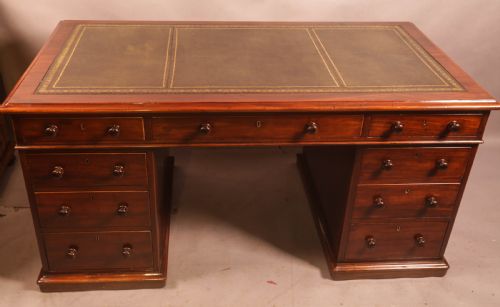 a good quality victorian pedestal desk in mahogany - CATEGORY: ANTIQUE DESKS - DATED VICTORIAN