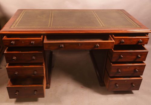 A GOOD QUALITY VICTORIAN PEDESTAL DESK IN MAHOGANY - ADDITIONAL PHOTO 2
