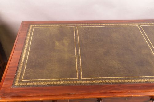 A GOOD QUALITY VICTORIAN PEDESTAL DESK IN MAHOGANY - ADDITIONAL PHOTO 5
