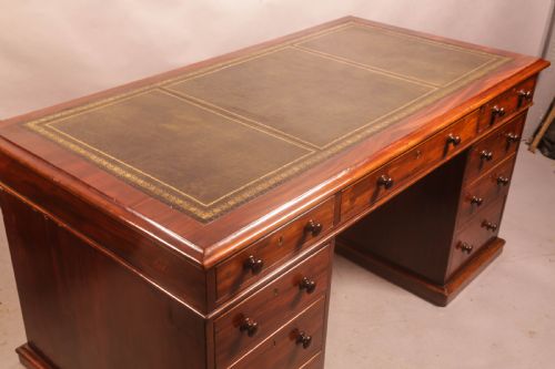A GOOD QUALITY VICTORIAN PEDESTAL DESK IN MAHOGANY - ADDITIONAL PHOTO 7