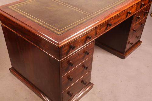 A GOOD QUALITY VICTORIAN PEDESTAL DESK IN MAHOGANY - ADDITIONAL PHOTO 8
