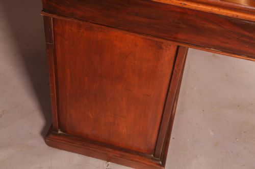 A GOOD QUALITY VICTORIAN PEDESTAL DESK IN MAHOGANY - ADDITIONAL PHOTO 11