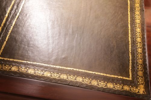 A GOOD QUALITY VICTORIAN PEDESTAL DESK IN MAHOGANY - ADDITIONAL PHOTO 12