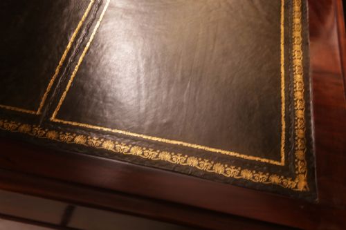 A GOOD QUALITY VICTORIAN PEDESTAL DESK IN MAHOGANY - ADDITIONAL PHOTO 13