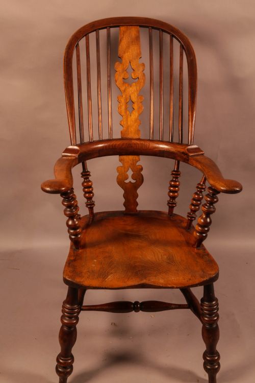 a good 19th century broad arm windsor chair - CATEGORY: ANTIQUE CHAIRS - DATED 19TH CENTURY
