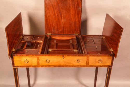 A GOOD GEORGIAN LADIES DRESSING TABLE C 1790 - ADDITIONAL PHOTO 3