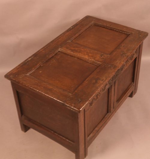 A RARE TINY OAK COFFER CIRCA 1670 - ADDITIONAL PHOTO 1