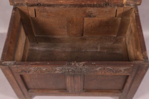 A RARE TINY OAK COFFER CIRCA 1670 - ADDITIONAL PHOTO 4
