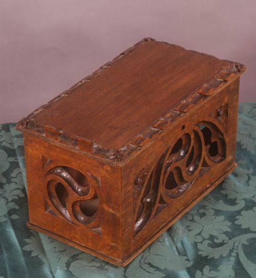 A SMALL 19TH CENTURY GOTHIC BOX IN OAK - ADDITIONAL PHOTO 2