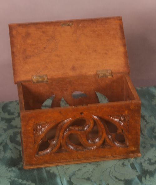 A SMALL 19TH CENTURY GOTHIC BOX IN OAK - ADDITIONAL PHOTO 4