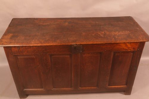 A LARGE 18TH CENTURY OAK BLANKET BOX - ADDITIONAL PHOTO 2