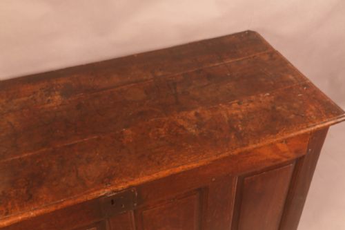 A LARGE 18TH CENTURY OAK BLANKET BOX - ADDITIONAL PHOTO 3
