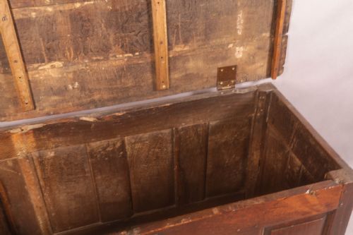 A LARGE 18TH CENTURY OAK BLANKET BOX - ADDITIONAL PHOTO 4