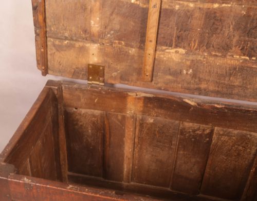 A LARGE 18TH CENTURY OAK BLANKET BOX - ADDITIONAL PHOTO 5