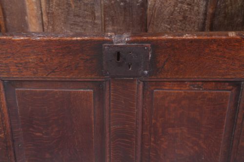 A LARGE 18TH CENTURY OAK BLANKET BOX - ADDITIONAL PHOTO 6