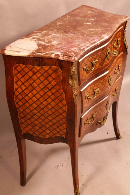 A FRENCH BOMBE CHEST OF DRAWERS - ADDITIONAL PHOTO 1