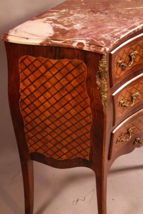 A FRENCH BOMBE CHEST OF DRAWERS - ADDITIONAL PHOTO 2