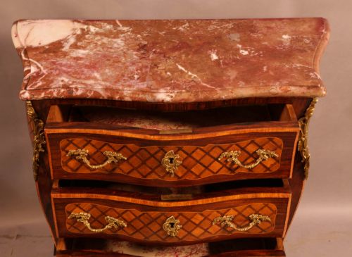 A FRENCH BOMBE CHEST OF DRAWERS - ADDITIONAL PHOTO 3