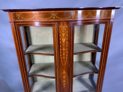 A LATE VICTORIAN MAHOGANY WITH INLAY SERPENTINE SHAPE DISPLAY CABINET - ADDITIONAL PHOTO 1