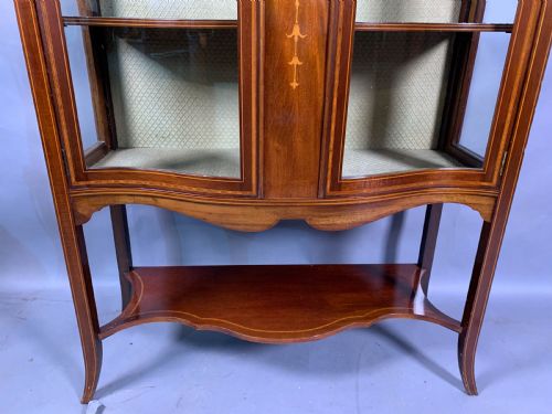 A LATE VICTORIAN MAHOGANY WITH INLAY SERPENTINE SHAPE DISPLAY CABINET - ADDITIONAL PHOTO 2