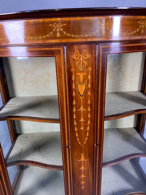 A LATE VICTORIAN MAHOGANY WITH INLAY SERPENTINE SHAPE DISPLAY CABINET - ADDITIONAL PHOTO 3