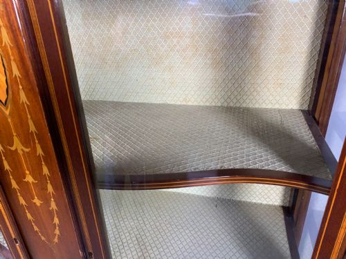 A LATE VICTORIAN MAHOGANY WITH INLAY SERPENTINE SHAPE DISPLAY CABINET - ADDITIONAL PHOTO 4