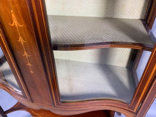 A LATE VICTORIAN MAHOGANY WITH INLAY SERPENTINE SHAPE DISPLAY CABINET - ADDITIONAL PHOTO 5