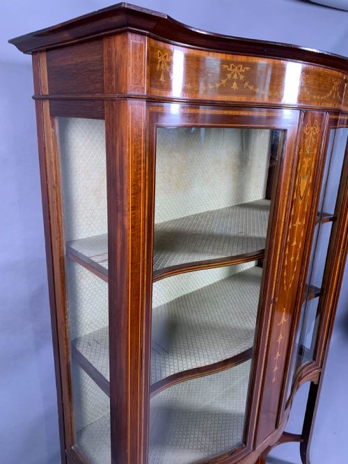 A LATE VICTORIAN MAHOGANY WITH INLAY SERPENTINE SHAPE DISPLAY CABINET - ADDITIONAL PHOTO 6