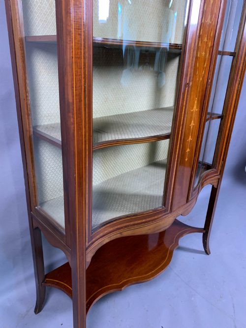 A LATE VICTORIAN MAHOGANY WITH INLAY SERPENTINE SHAPE DISPLAY CABINET - ADDITIONAL PHOTO 7
