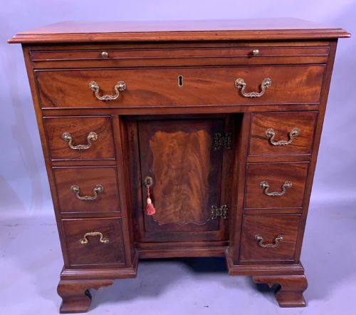 a good 18th century kneehole desk in mahogany - CATEGORY: ANTIQUE DESKS - DATED 18TH CENTURY