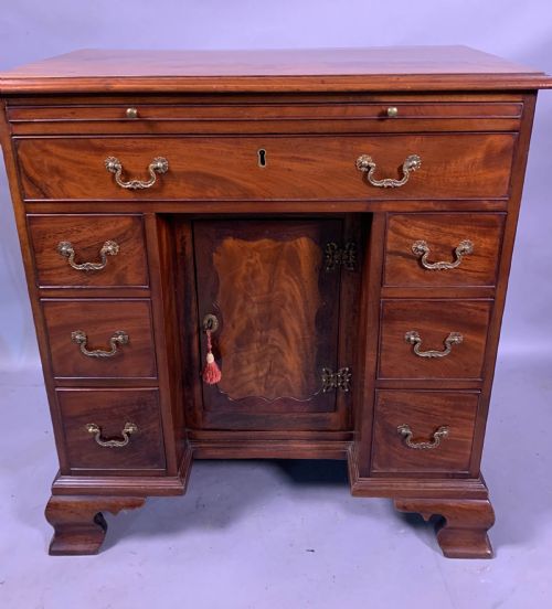 A GOOD 18TH CENTURY KNEEHOLE DESK IN MAHOGANY - ADDITIONAL PHOTO 1