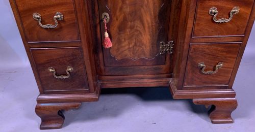 A GOOD 18TH CENTURY KNEEHOLE DESK IN MAHOGANY - ADDITIONAL PHOTO 2