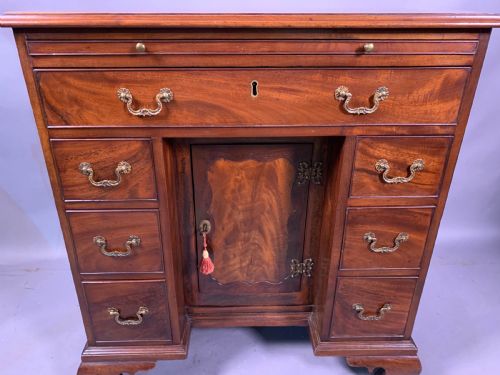 A GOOD 18TH CENTURY KNEEHOLE DESK IN MAHOGANY - ADDITIONAL PHOTO 3