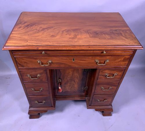 A GOOD 18TH CENTURY KNEEHOLE DESK IN MAHOGANY - ADDITIONAL PHOTO 4