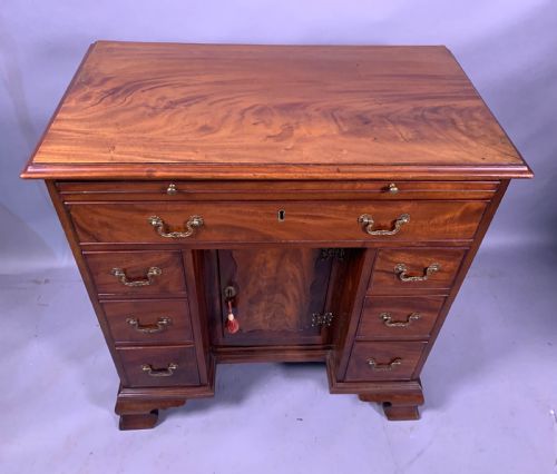 A GOOD 18TH CENTURY KNEEHOLE DESK IN MAHOGANY - ADDITIONAL PHOTO 5