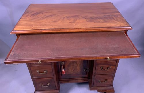 A GOOD 18TH CENTURY KNEEHOLE DESK IN MAHOGANY - ADDITIONAL PHOTO 6
