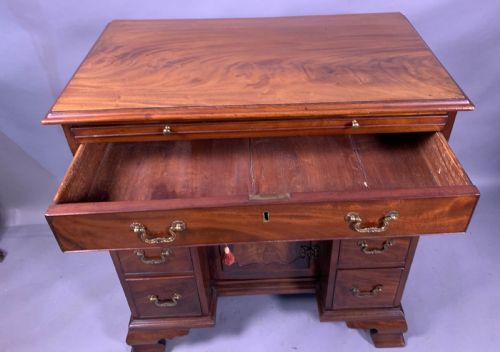 A GOOD 18TH CENTURY KNEEHOLE DESK IN MAHOGANY - ADDITIONAL PHOTO 7