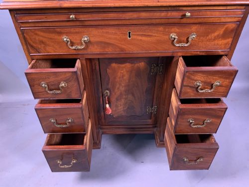 A GOOD 18TH CENTURY KNEEHOLE DESK IN MAHOGANY - ADDITIONAL PHOTO 8